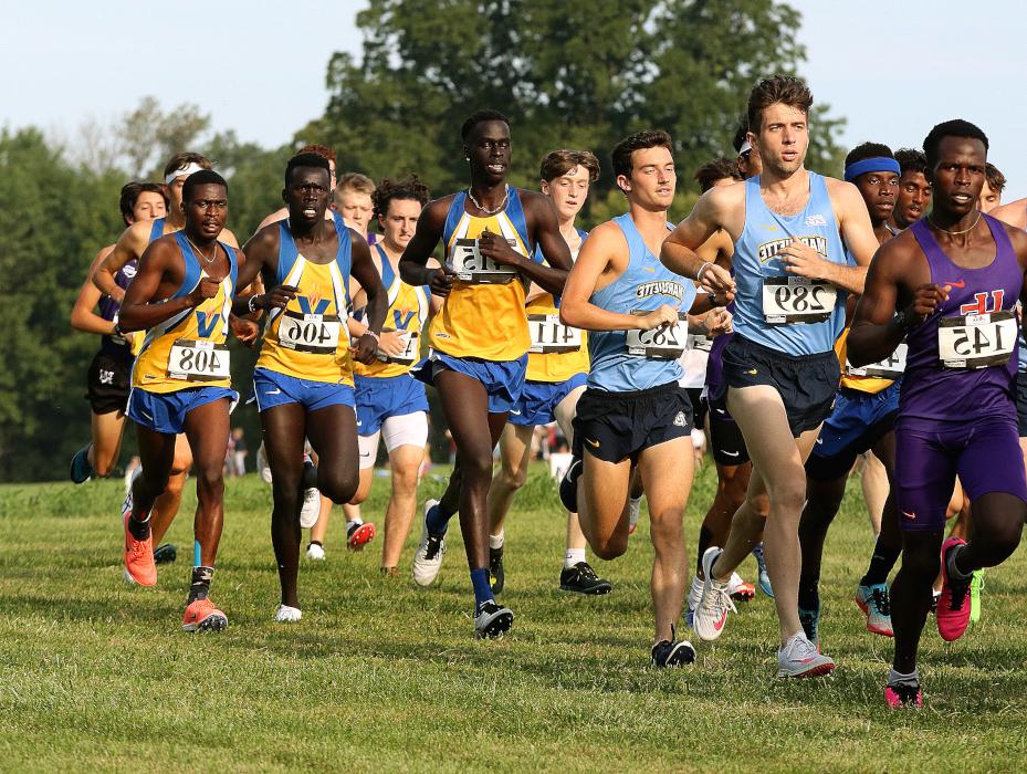 Members of the 澳门足球博彩官方网址 Blue Crew Club running together